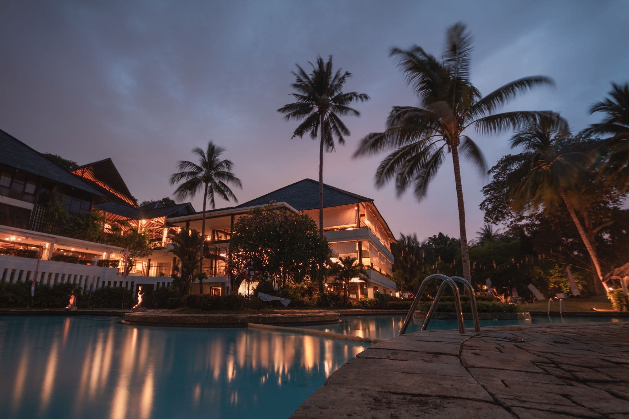 Aurelia at twilight — a cliffside retreat above the Tyrrhenian Sea